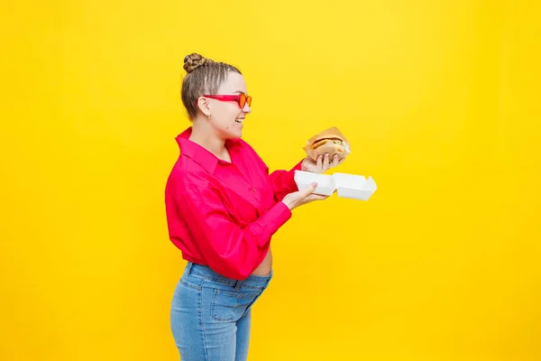 Вагітна Жінка Рожевій Сорочці Джинсах Тримає Смачний Бургер Шкідлива Їжа — стокове фото