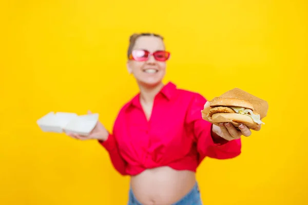 Éhes Terhes Kezében Hamburger Eszik Junk Food Pózol Sárga Alapon — Stock Fotó