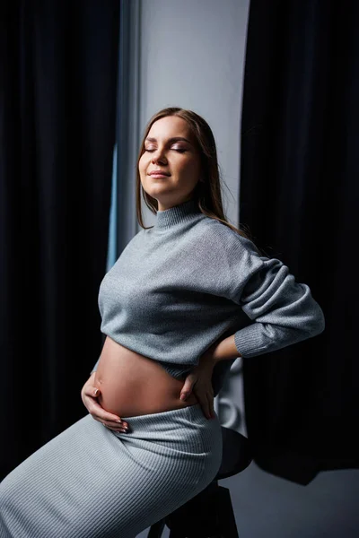 Χαριτωμένη Έγκυος Γυναίκα Πουλόβερ Και Φούστα Κοιλιά Ευτυχισμένη Κομψή Έγκυος — Φωτογραφία Αρχείου