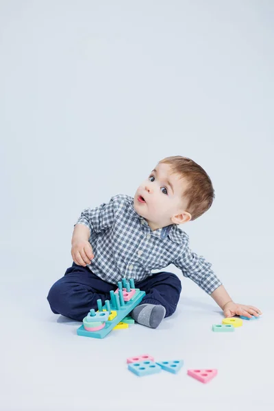 Bambino Camicia Sta Costruendo Colorato Giocattolo Legno Uno Sfondo Bianco — Foto Stock