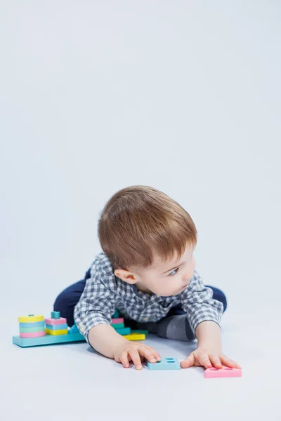 Liten Pojke Skjorta Bygger Färgglad Träleksak Vit Bakgrund Begreppet Barns — Stockfoto