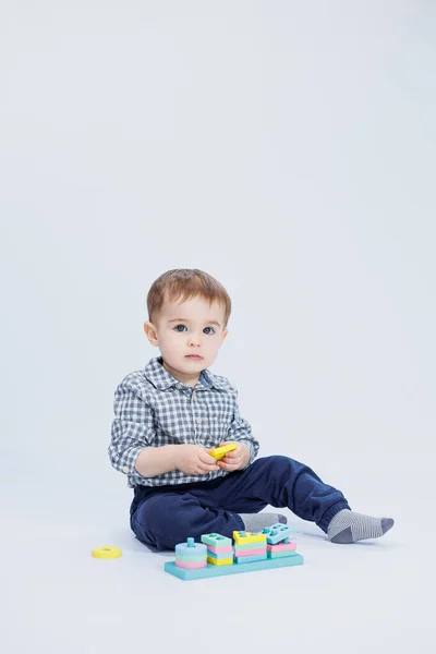Bambino Camicia Sta Costruendo Colorato Giocattolo Legno Uno Sfondo Bianco — Foto Stock