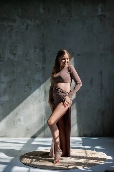 Eine Glückliche Junge Schwangere Frau Einem Braunen Zarten Anzug Posiert — Stockfoto