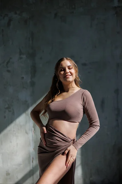 Egy Boldog Fiatal Terhes Barna Öltönyben Pózol Simogatja Hasát Terhes — Stock Fotó