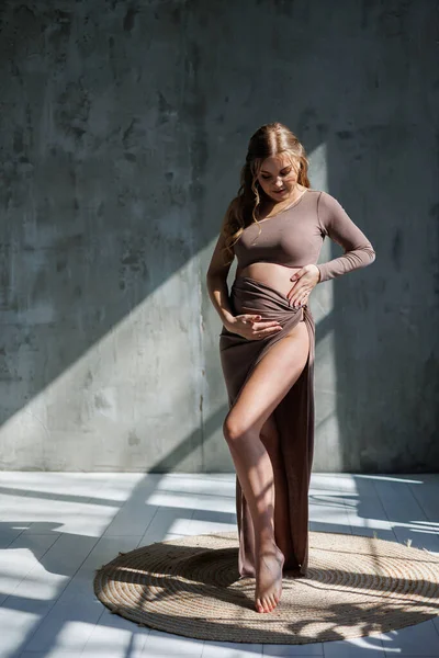 Kahverengi Narin Takım Elbiseli Mutlu Hamile Bir Kadın Karnını Okşayıp — Stok fotoğraf