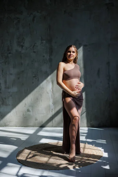 Šťastná Mladá Těhotná Žena Hnědém Jemném Obleku Pózuje Hladí Břiše — Stock fotografie