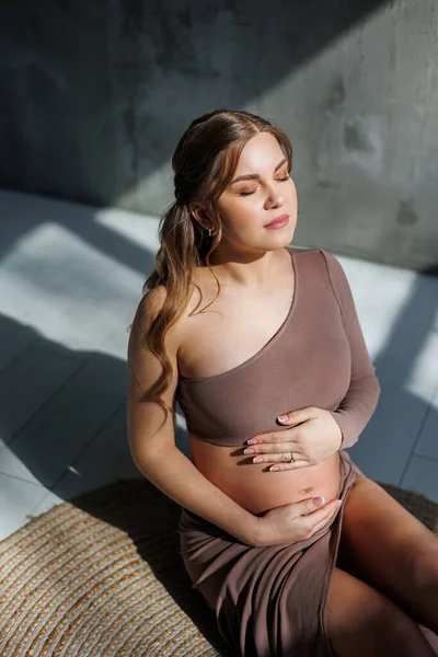 Stüdyoda Poz Veren Göbeğini Okşayan Genç Hamile Bir Kadın Hamile — Stok fotoğraf