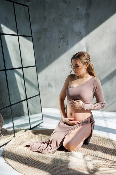 Stüdyoda Poz Veren Göbeğini Okşayan Etekli Güzel Hamile Bir Kadın — Stok fotoğraf