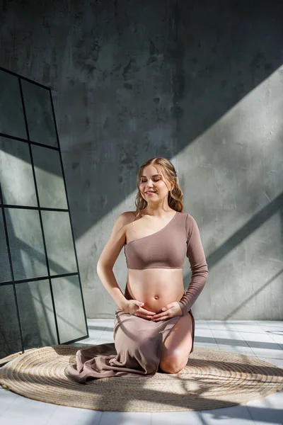 Stüdyoda Poz Veren Göbeğini Okşayan Etekli Güzel Hamile Bir Kadın — Stok fotoğraf