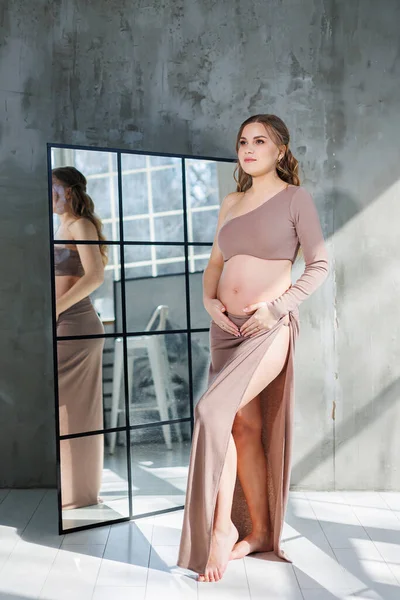Etekli Hamile Bir Kadın Elleriyle Karnına Sarılıyor Moda Hamile Kadın — Stok fotoğraf