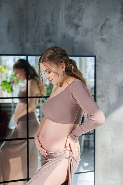 Etekli Hamile Bir Kadın Elleriyle Karnına Sarılıyor Moda Hamile Kadın — Stok fotoğraf