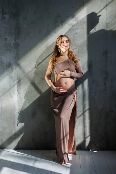 Ciężarna Kobieta Spódnicy Przytula Się Dłońmi Brzucha Modna Kobieta Ciąży — Zdjęcie stockowe