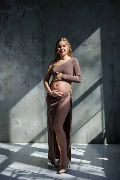ベージュの上とスカートの若い妊婦 コピースペース 妊娠のためのファッション 妊娠の幸せな時期 — ストック写真