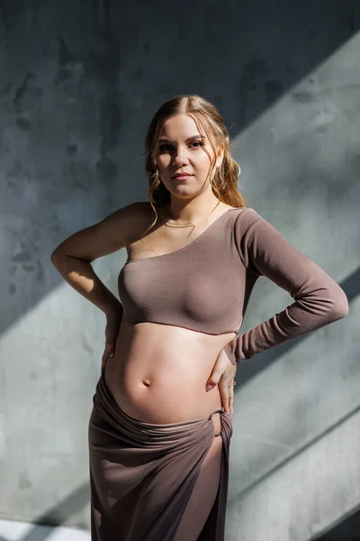 베이지 상의와 치마를 임산부입니다 엄마가 임신하고 복사하고 패션이야 — 스톡 사진