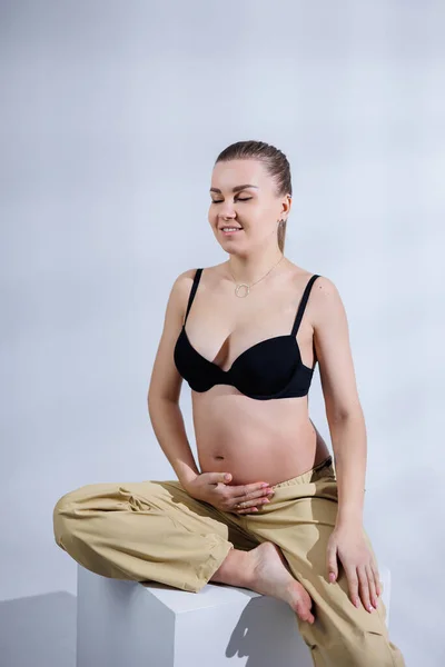 Młoda Szczęśliwa Ciężarna Kobieta Staniku Spodniach Białym Tle Szczęśliwej Ciąży — Zdjęcie stockowe