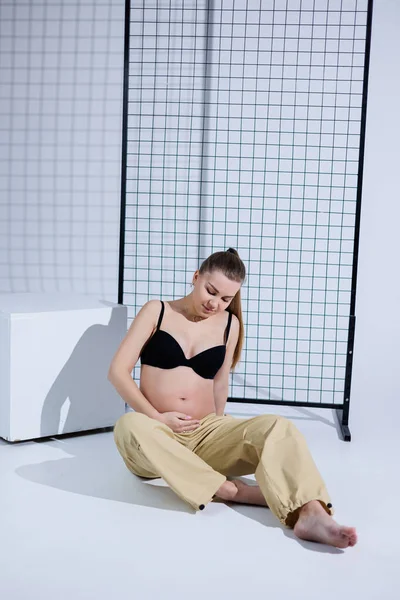 Jonge Gelukkige Zwangere Vrouw Beha Broek Witte Achtergrond Gelukkige Zwangerschap — Stockfoto
