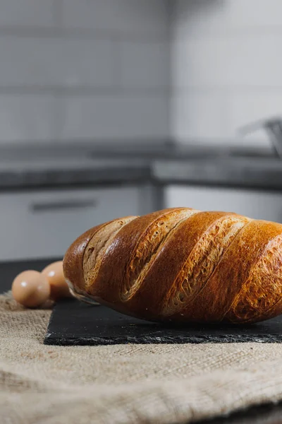 美味的新烘焙的自制面包 黑麦糕点 面粉烘焙产品 — 图库照片