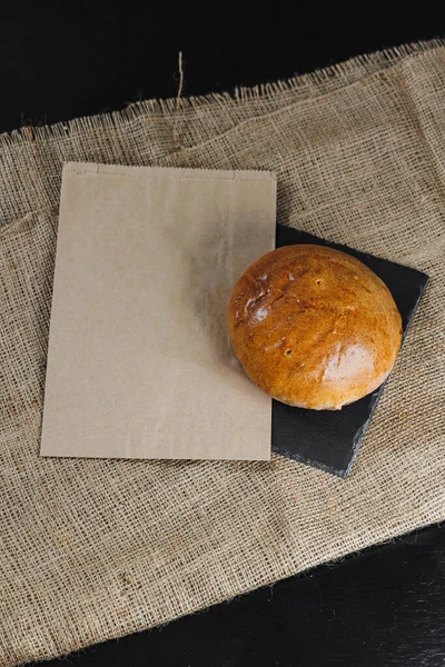 美味的新烘焙的自制面包 黑麦糕点 面粉烘焙产品 — 图库照片