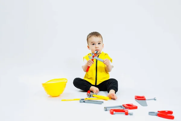 Egy Kétéves Fiú Műanyag Szerszámokkal Játszik Gyermek Műanyag Játékok Gyermeképítő — Stock Fotó