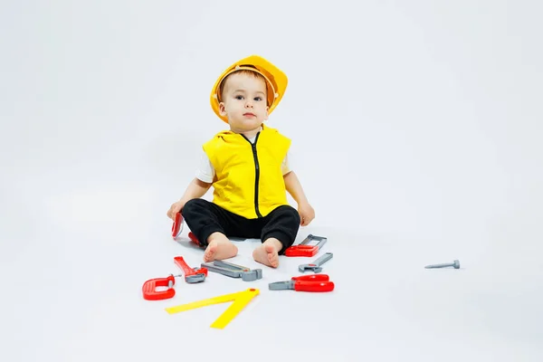 Двухлетний Мальчик Играет Пластиковыми Строительными Инструментами Детские Пластиковые Игрушки Набор — стоковое фото