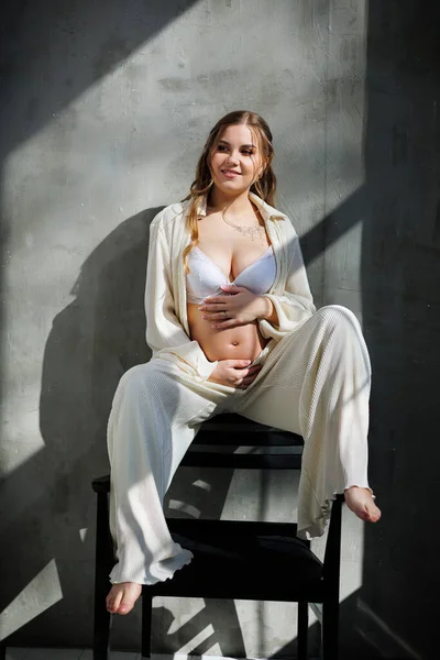 Una Mujer Guapa Embarazada Con Traje Blanco Sujetador Está Sentada — Foto de Stock