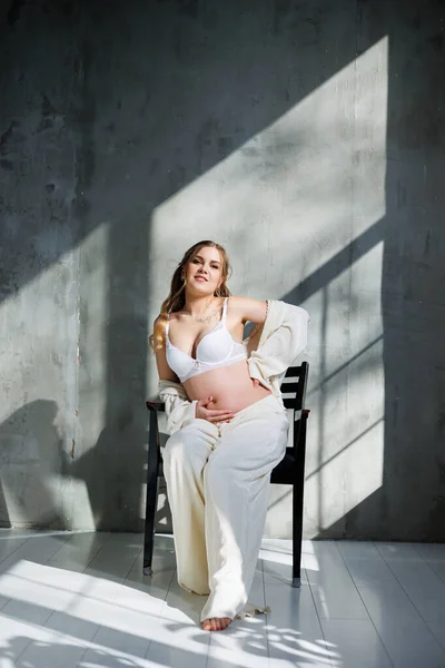 Beyaz Takım Elbiseli Sütyenli Hamile Güzel Bir Kadın Gri Bir — Stok fotoğraf
