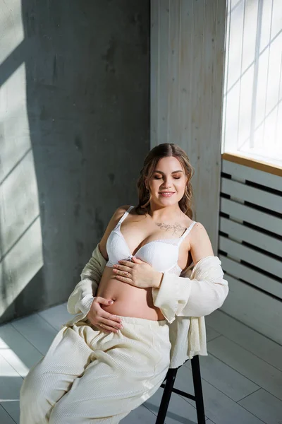 Una Mujer Hermosa Con Pelo Claro Está Embarazada Traje Elegante — Foto de Stock