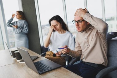 Ofis çalışanları bilgisayarda toplanıyor. Yaratıcı ekip laptopunu ofiste paylaşıyor, başlangıç sunumunu gözden geçiriyor, tasarım projesi, konuşurken fikirleri tartışıyor.