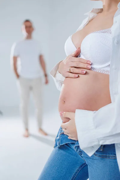 Lachende Jonge Zwangere Vrouw Een Wit Shirt Streelde Haar Buik — Stockfoto