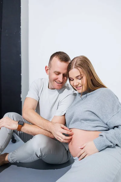 Een Jong Gelukkig Getrouwd Stel Blij Met Zwangerschap Knuffelen Een — Stockfoto