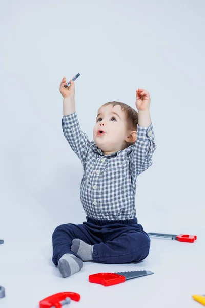 Liten Pojke Leker Med Leksak Uppsättning Byggare Verktyg Vit Bakgrund — Stockfoto