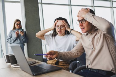 Ofis çalışanları bilgisayarda toplanıyor. Yaratıcı ekip laptopunu ofiste paylaşıyor, başlangıç sunumunu gözden geçiriyor, tasarım projesi, konuşurken fikirleri tartışıyor.