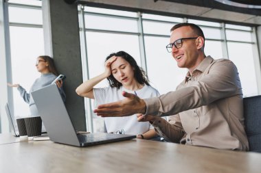 Ofis çalışanları bilgisayarda toplanıyor. Yaratıcı ekip laptopunu ofiste paylaşıyor, başlangıç sunumunu gözden geçiriyor, tasarım projesi, konuşurken fikirleri tartışıyor.