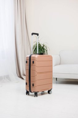 Beyaz arka planda bavul taşımak için pembe plastik güçlü bavul. Yolculuk için parlak bir bavul