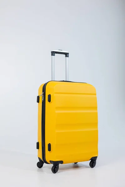 Mala Forte Plástico Amarelo Para Transportar Bagagem Fundo Branco Uma — Fotografia de Stock