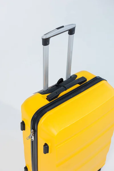 Κίτρινο Πλαστικό Ισχυρή Βαλίτσα Για Μεταφορά Αποσκευών Λευκό Φόντο Μια — Φωτογραφία Αρχείου