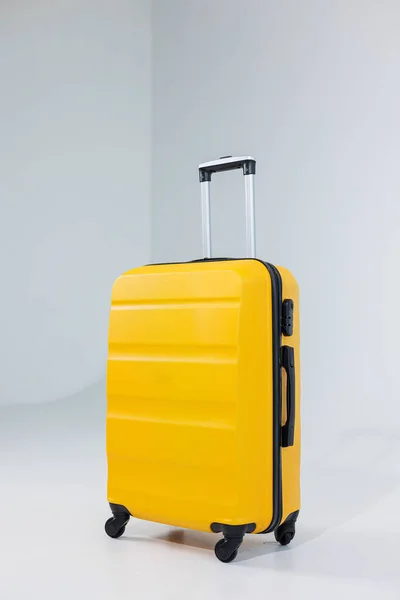 黄色塑料坚固的行李箱 用于在白色背景上搬运行李 旅行用的手提箱 — 图库照片