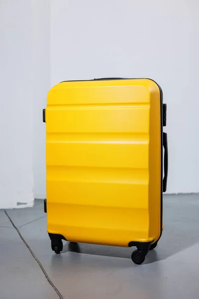 Жовта Пластикова Міцна Валіза Перевезення Багажу Білому Тлі Яскрава Валіза — стокове фото