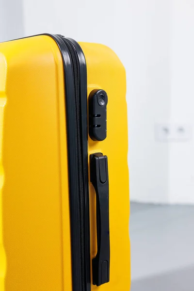 黄色塑料坚固的行李箱 用于在白色背景上搬运行李 旅行用的手提箱 — 图库照片