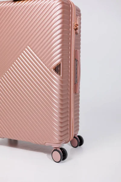 Różowa Plastikowa Walizka Noszenia Bagażu Białym Tle Jasna Walizka Podróż — Zdjęcie stockowe