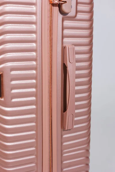 粉红色塑料坚固的行李箱 用于白色底座上搬运行李 旅行用的手提箱 — 图库照片
