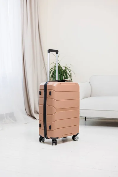 Roze Plastic Sterke Koffer Voor Het Dragen Van Bagage Een — Stockfoto