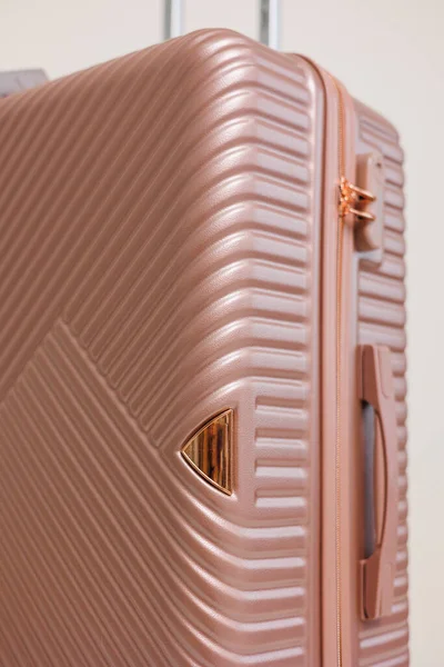 粉红色塑料坚固的行李箱 用于白色底座上搬运行李 旅行用的手提箱 — 图库照片