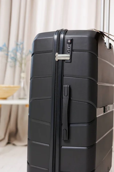 Fekete Műanyag Erős Bőrönd Poggyász Szállítására Fehér Alapon Fényes Bőrönd — Stock Fotó