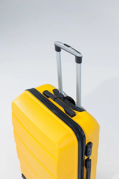 Желтый Пластиковый Чемодан Перевозки Багажа Белом Фоне Яркий Чемодан Путешествий — стоковое фото
