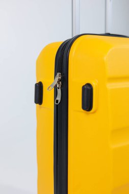 Turist gezileri için sarı parlak bavul. Yüksek kaliteli sarı bavul.