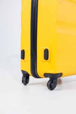 Turist gezileri için sarı parlak bavul. Yüksek kaliteli sarı bavul.