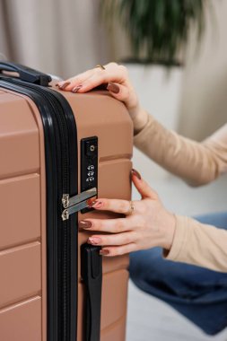 Turist gezileri için güzel pembe bir bavul. Eşyalar için yüksek kaliteli pembe bavul..