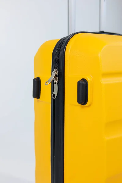 旅行团用黄色明亮的手提箱 优质黄色行李箱 — 图库照片