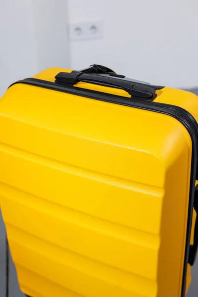 Gele Lichte Koffer Voor Toeristische Uitstapjes Hoge Kwaliteit Gele Koffer — Stockfoto